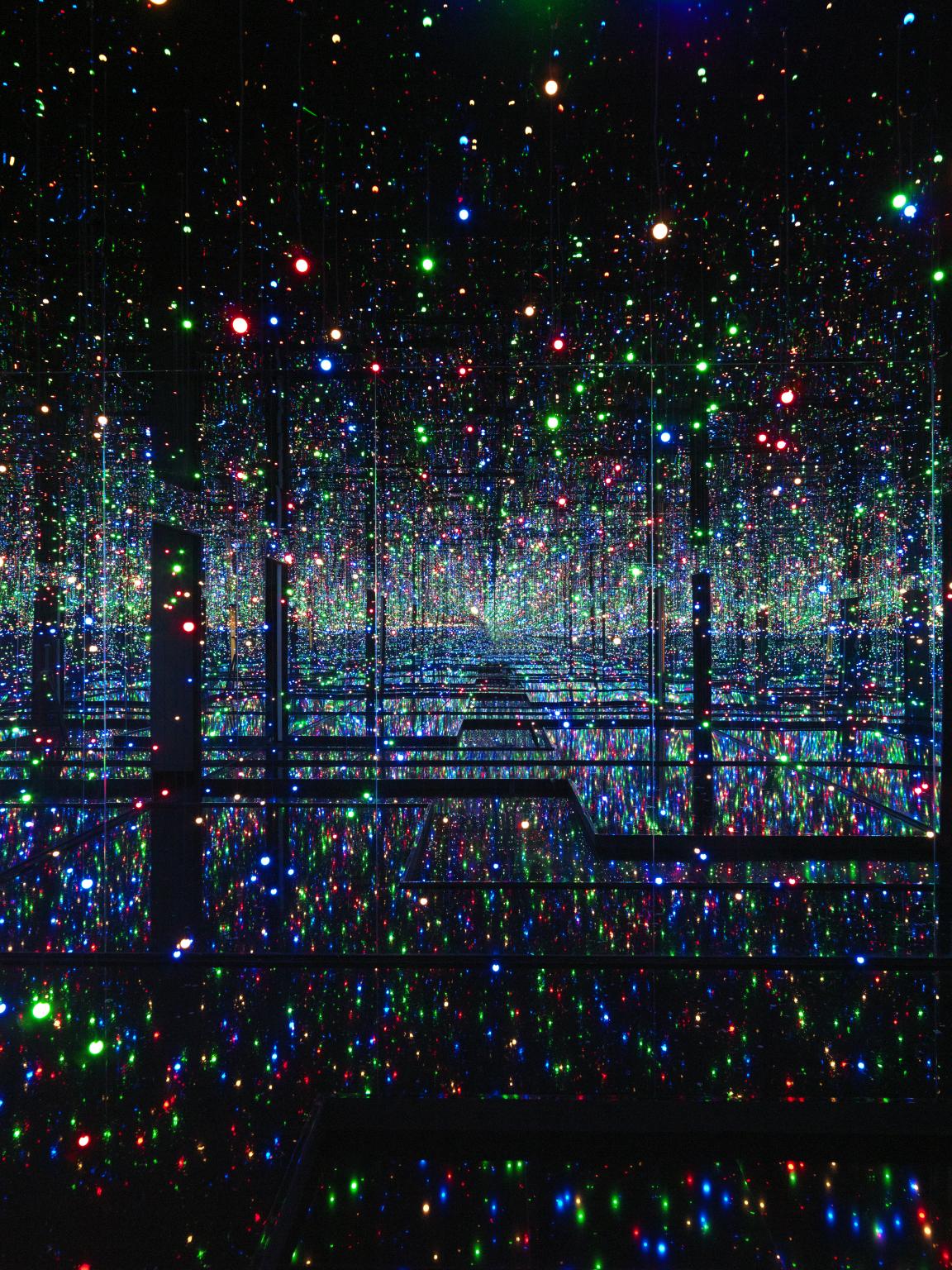 無限鏡房–充滿草間生命的光彩，是草間迄今最大的無限鏡房@Tate Modern Official Web Site
