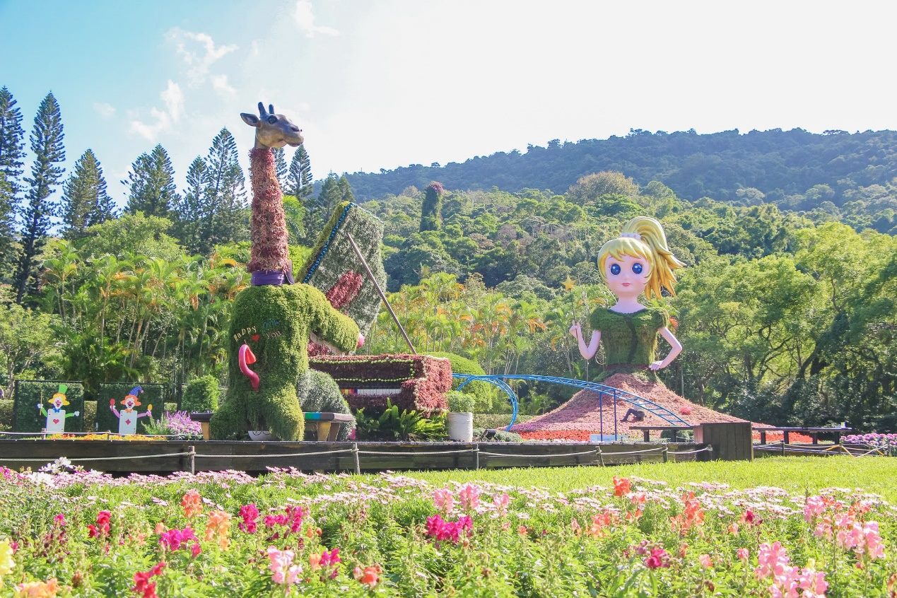 換上新裝及繽紛裝飾的天籟琴師長頸鹿和鋼琴綠雕／圖：台北市政府提供